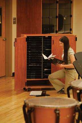 Rollbarer Folio Schrank für Bands und Orchester mit Türen und 75 Fächern für Noten