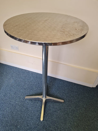 Zink-Bartisch. Höhe (bis Tischplatte) 108 cm. Durchmesser der Tischplatte: 60 cm.