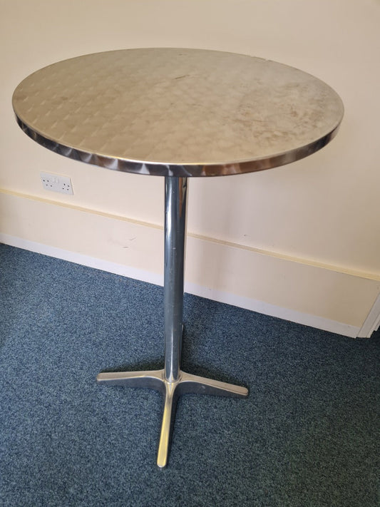 Zink-Bartisch. Höhe (bis Tischplatte) 108 cm. Durchmesser der Tischplatte: 60 cm.