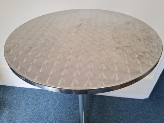 Zink-Bartisch. Höhe (bis Tischplatte) 108 cm. Durchmesser der Tischplatte: 60 cm.