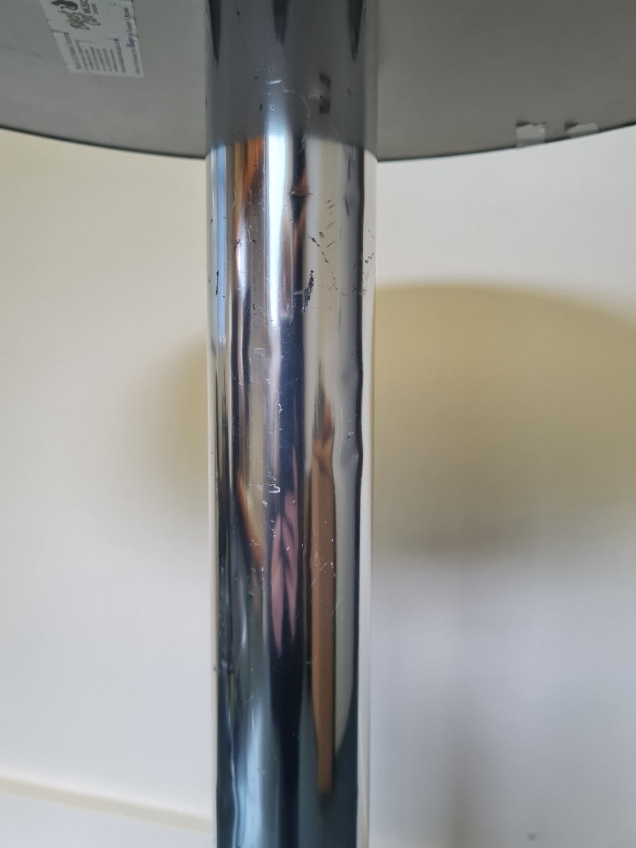 Zink-Bartisch. Höhe (bis Tischplatte) 108 cm. Durchmesser der Tischplatte: 60 cm.